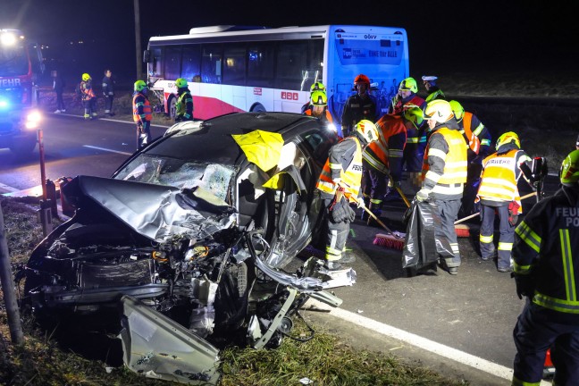 Auto gegen Linienbus: Zwei Schwerverletzte bei Frontalkollision auf Eferdinger Strae in Alkoven