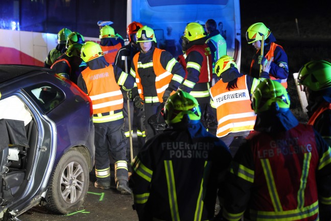 Auto gegen Linienbus: Zwei Schwerverletzte bei Frontalkollision auf Eferdinger Strae in Alkoven