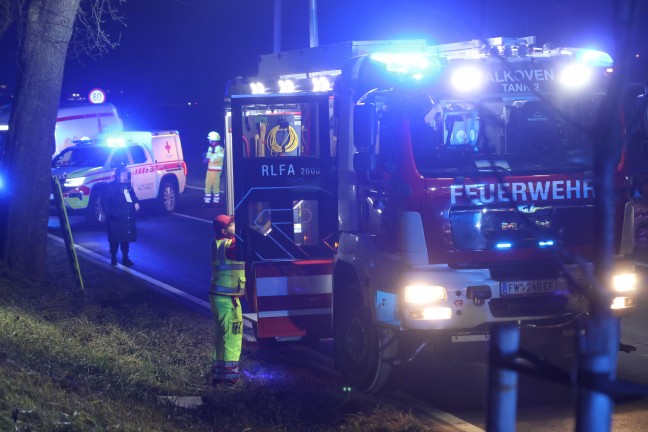 Auto gegen Linienbus: Zwei Schwerverletzte bei Frontalkollision auf Eferdinger Strae in Alkoven