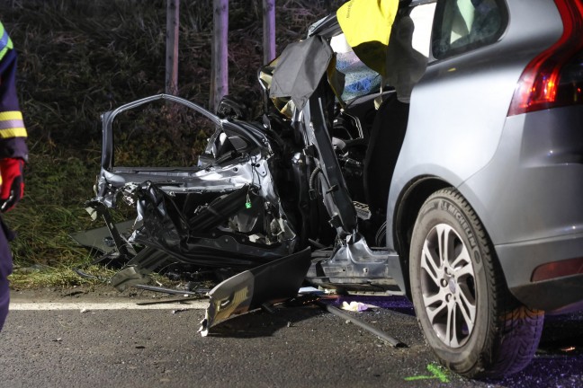 Auto gegen Linienbus: Zwei Schwerverletzte bei Frontalkollision auf Eferdinger Strae in Alkoven