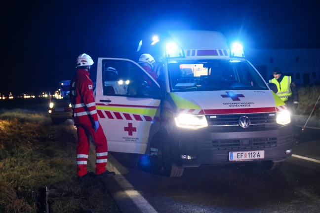 Auto gegen Linienbus: Zwei Schwerverletzte bei Frontalkollision auf Eferdinger Strae in Alkoven