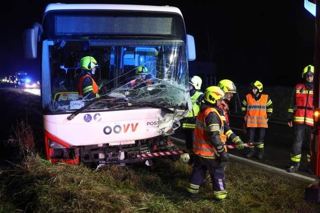 Auto gegen Linienbus: Zwei Schwerverletzte bei Frontalkollision auf Eferdinger Strae in Alkoven