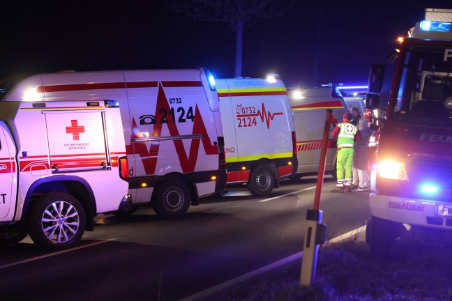 Auto gegen Linienbus: Zwei Schwerverletzte bei Frontalkollision auf Eferdinger Strae in Alkoven