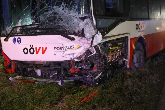 Auto gegen Linienbus: Zwei Schwerverletzte bei Frontalkollision auf Eferdinger Strae in Alkoven