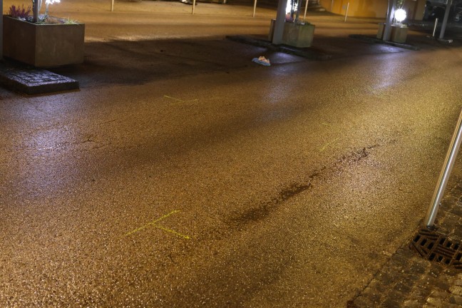 Schwer verletzt: Fugnger im Ortszentrum von Thalheim bei Wels von einem Auto erfasst