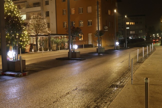Schwer verletzt: Fugnger im Ortszentrum von Thalheim bei Wels von einem Auto erfasst