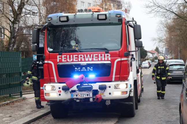 Brand eines Altpapiercontainers vor einem Hochhaus in Wels-Vogelweide