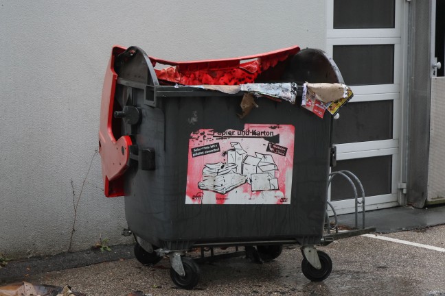 Brand eines Altpapiercontainers vor einem Hochhaus in Wels-Vogelweide