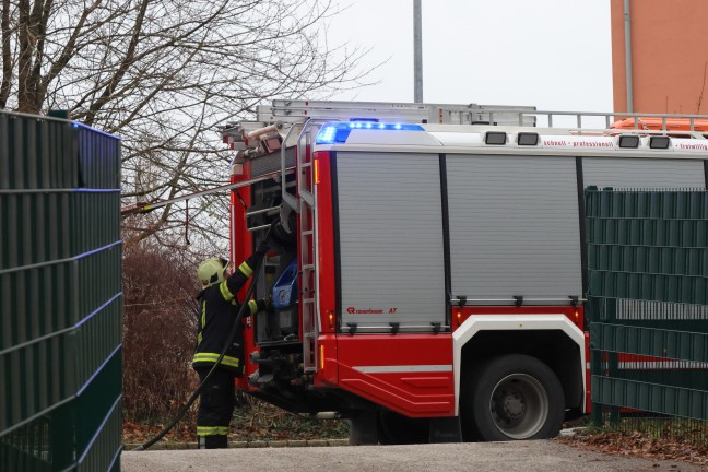 Brand eines Altpapiercontainers vor einem Hochhaus in Wels-Vogelweide