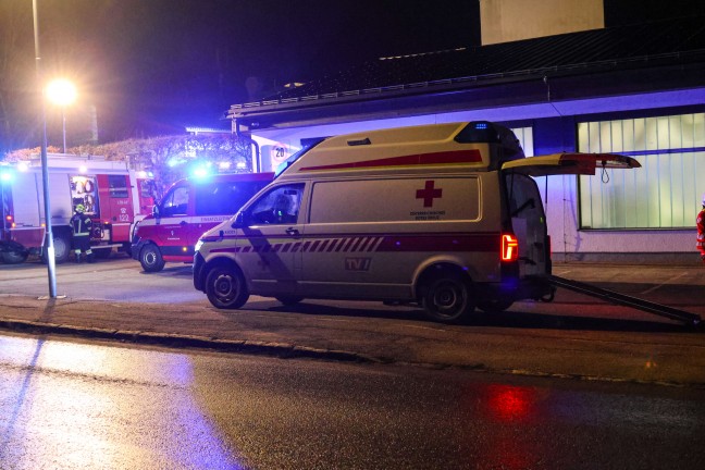 Drei Feuerwehren bei Brand bei einem Tischlereibetrieb in Scharnstein im Einsatz