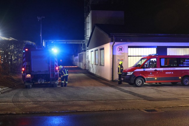 Drei Feuerwehren bei Brand bei einem Tischlereibetrieb in Scharnstein im Einsatz