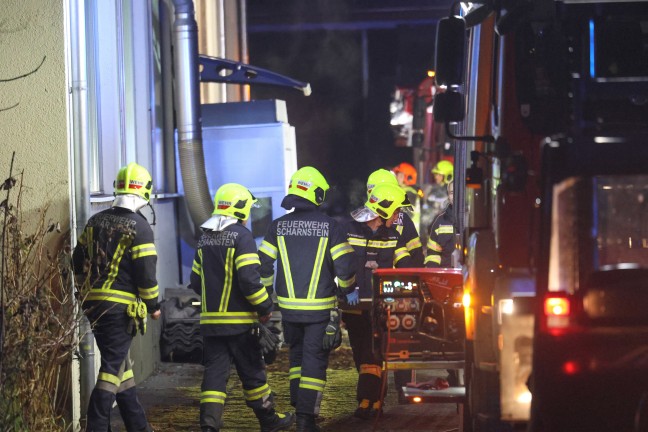 Drei Feuerwehren bei Brand bei einem Tischlereibetrieb in Scharnstein im Einsatz