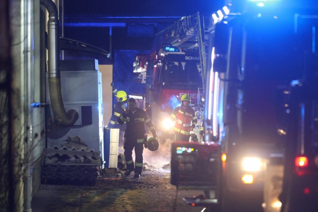Drei Feuerwehren bei Brand bei einem Tischlereibetrieb in Scharnstein im Einsatz
