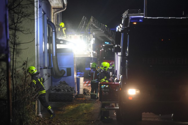 Drei Feuerwehren bei Brand bei einem Tischlereibetrieb in Scharnstein im Einsatz