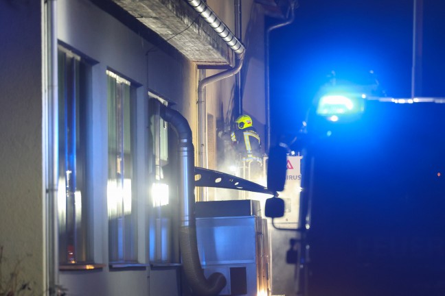 Drei Feuerwehren bei Brand bei einem Tischlereibetrieb in Scharnstein im Einsatz