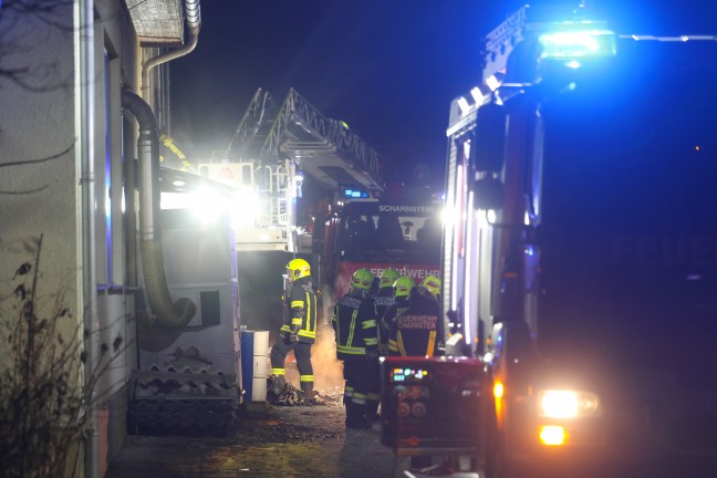 Drei Feuerwehren bei Brand bei einem Tischlereibetrieb in Scharnstein im Einsatz
