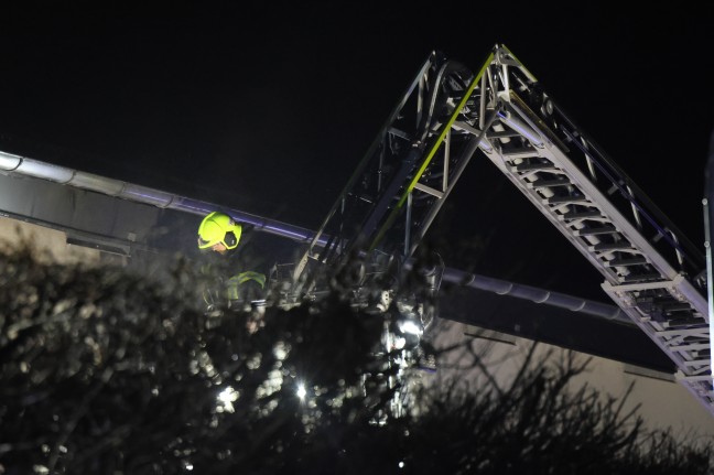 Drei Feuerwehren bei Brand bei einem Tischlereibetrieb in Scharnstein im Einsatz