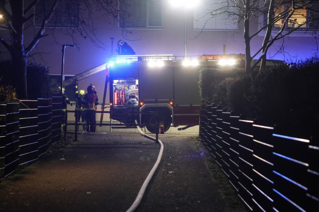 Brand eines Adventkranzes auf einem Balkon eines Mehrparteienwohnhauses in Wels-Lichtenegg