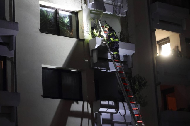 Brand eines Adventkranzes auf einem Balkon eines Mehrparteienwohnhauses in Wels-Lichtenegg