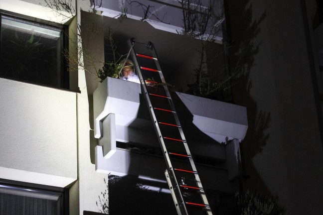 Brand eines Adventkranzes auf einem Balkon eines Mehrparteienwohnhauses in Wels-Lichtenegg