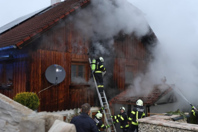 Sechs Feuerwehren bei Brand bei einem Wohnhaus in Pichl bei Wels im Einsatz