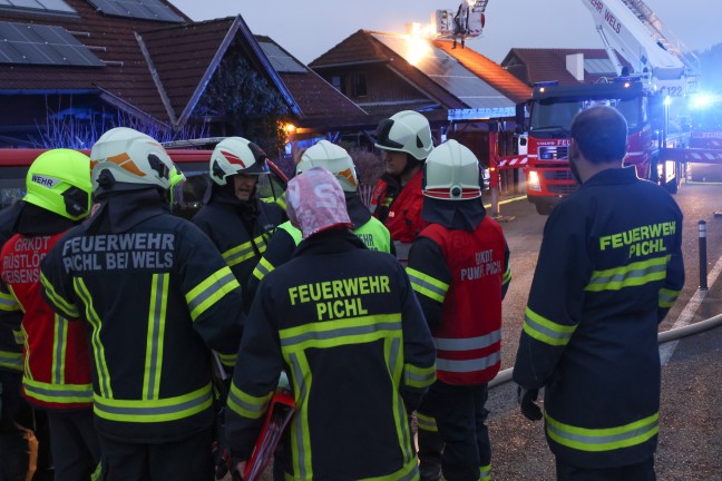Sechs Feuerwehren bei Brand bei einem Wohnhaus in Pichl bei Wels im Einsatz