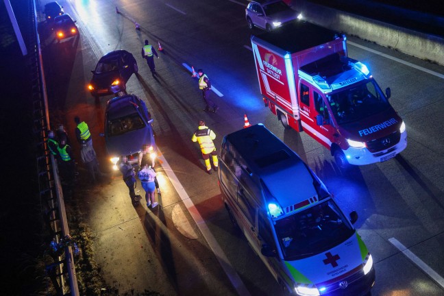 Einsatzkrfte nach Verkehrsunfall auf Westautobahn bei Eggendorf im Traunkreis im Einsatz