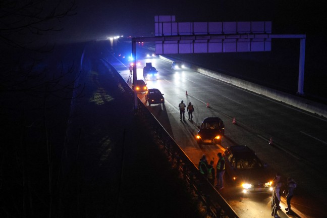 Einsatzkrfte nach Verkehrsunfall auf Westautobahn bei Eggendorf im Traunkreis im Einsatz