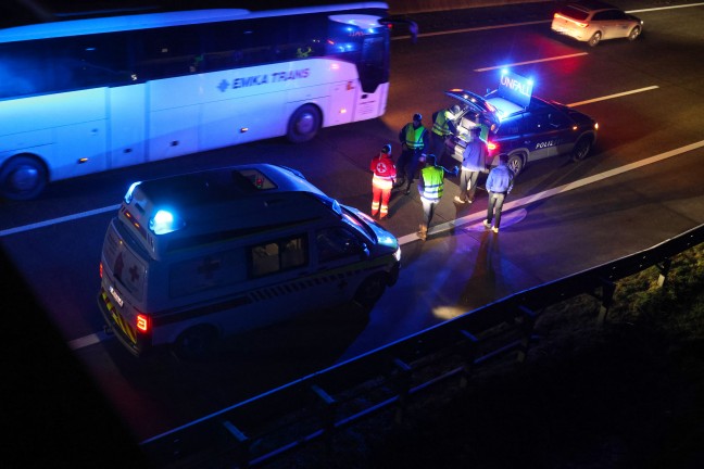 Einsatzkrfte nach Verkehrsunfall auf Westautobahn bei Eggendorf im Traunkreis im Einsatz