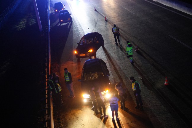 Einsatzkrfte nach Verkehrsunfall auf Westautobahn bei Eggendorf im Traunkreis im Einsatz