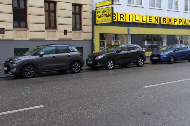 T�dlicher Verkehrsunfall: Frau (75) bei Unfall in Linz-Innere Stadt zwischen zwei Autos eingeklemmt