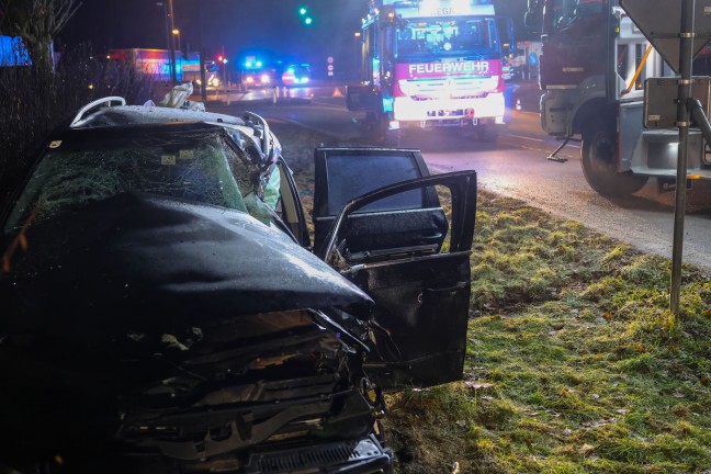 Schwerer Kreuzungscrash: LKW nach Unfall auf Salzkammergutstrae bei Regau gegen Wohnhaus gekracht