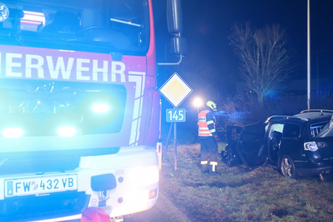 Schwerer Kreuzungscrash: LKW nach Unfall auf Salzkammergutstrae bei Regau gegen Wohnhaus gekracht