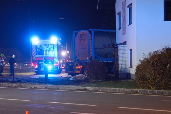 Schwerer Kreuzungscrash: LKW nach Unfall auf Salzkammergutstrae bei Regau gegen Wohnhaus gekracht