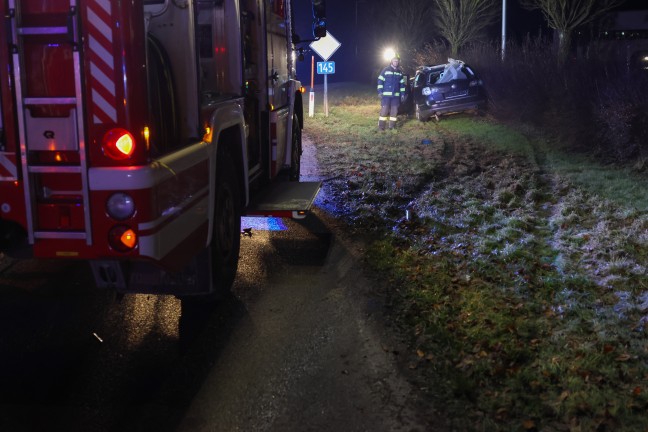 Schwerer Kreuzungscrash: LKW nach Unfall auf Salzkammergutstrae bei Regau gegen Wohnhaus gekracht