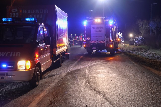 Schwerer Kreuzungscrash: LKW nach Unfall auf Salzkammergutstrae bei Regau gegen Wohnhaus gekracht