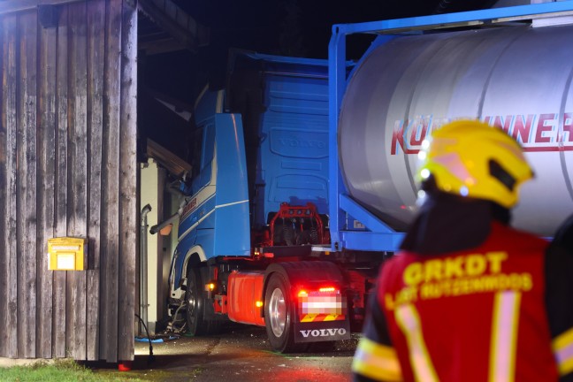 Schwerer Kreuzungscrash: LKW nach Unfall auf Salzkammergutstrae bei Regau gegen Wohnhaus gekracht