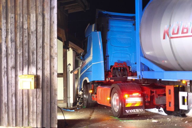 Schwerer Kreuzungscrash: LKW nach Unfall auf Salzkammergutstrae bei Regau gegen Wohnhaus gekracht
