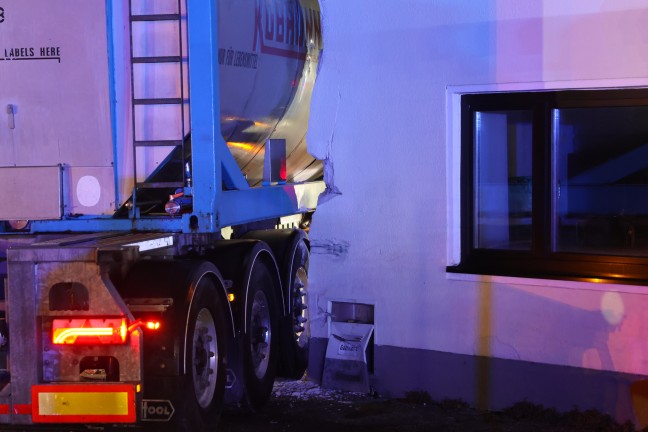 Schwerer Kreuzungscrash: LKW nach Unfall auf Salzkammergutstrae bei Regau gegen Wohnhaus gekracht