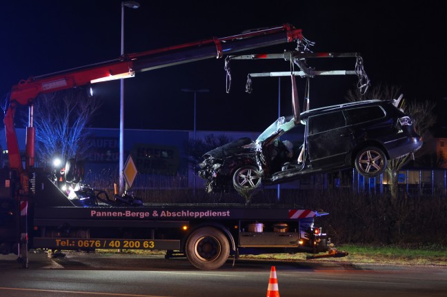 Schwerer Kreuzungscrash: LKW nach Unfall auf Salzkammergutstrae bei Regau gegen Wohnhaus gekracht