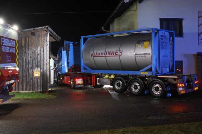 Schwerer Kreuzungscrash: LKW nach Unfall auf Salzkammergutstrae bei Regau gegen Wohnhaus gekracht