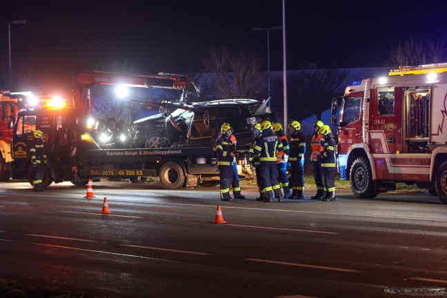 Schwerer Kreuzungscrash: LKW nach Unfall auf Salzkammergutstrae bei Regau gegen Wohnhaus gekracht