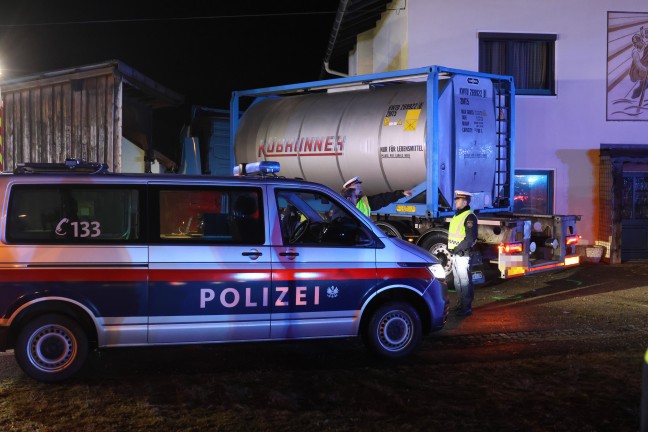 Schwerer Kreuzungscrash: LKW nach Unfall auf Salzkammergutstrae bei Regau gegen Wohnhaus gekracht