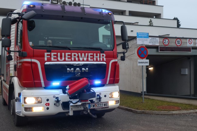 Feuerwehr nach gemeldetem CO-Alarm in einer Wohnanlage in Wels-Vogelweide im Einsatz