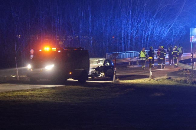 Crash zwischen Postfahrzeug und PKW auf Rieder Strae bei Aurolzmnster