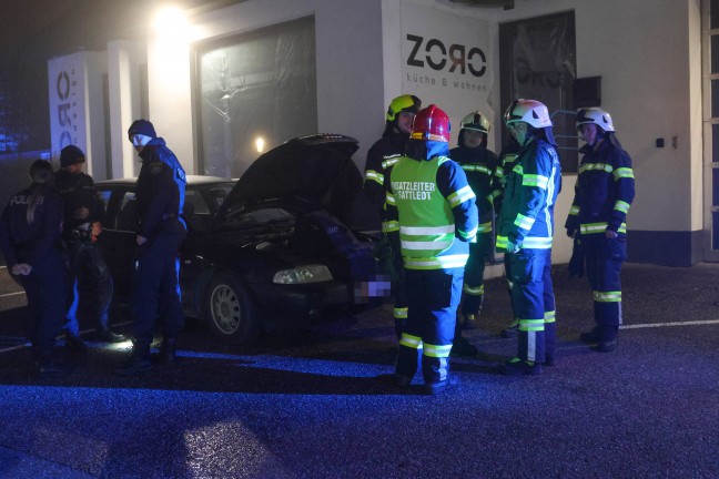 Turboschaden bei Abschleppmanver: Feuerwehr zu gemeldetem PKW-Brand nach Sattledt alarmiert