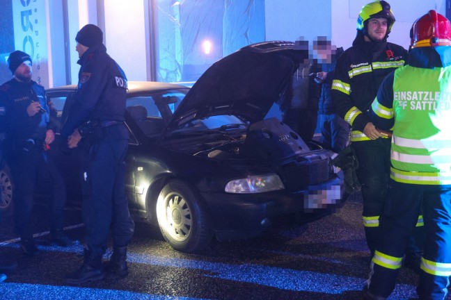Turboschaden bei Abschleppmanver: Feuerwehr zu gemeldetem PKW-Brand nach Sattledt alarmiert