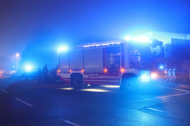 Turboschaden bei Abschleppmanver: Feuerwehr zu gemeldetem PKW-Brand nach Sattledt alarmiert