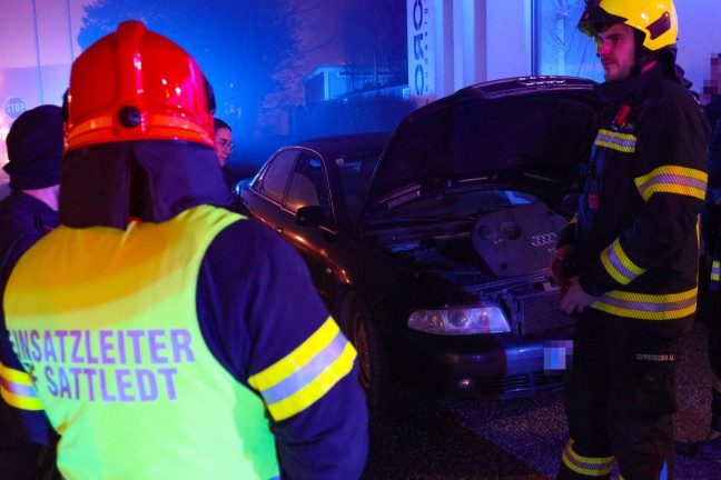 Turboschaden bei Abschleppmanver: Feuerwehr zu gemeldetem PKW-Brand nach Sattledt alarmiert