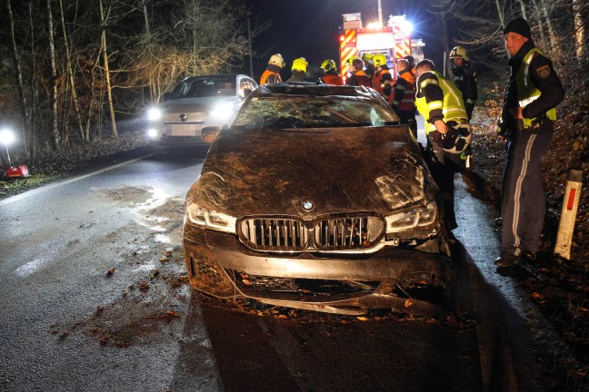 Auto berschlagen: Verkehrsunfall mit zwei Verletzten auf Nibelungenstrae in Haibach ob der Donau
